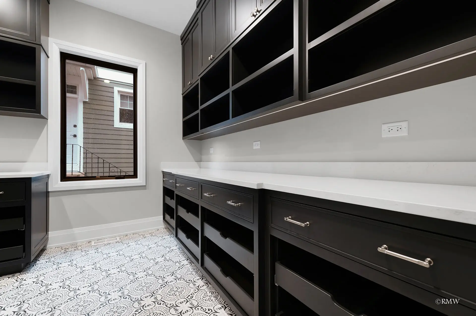 Elegant Elmhurst Estate - Image 1