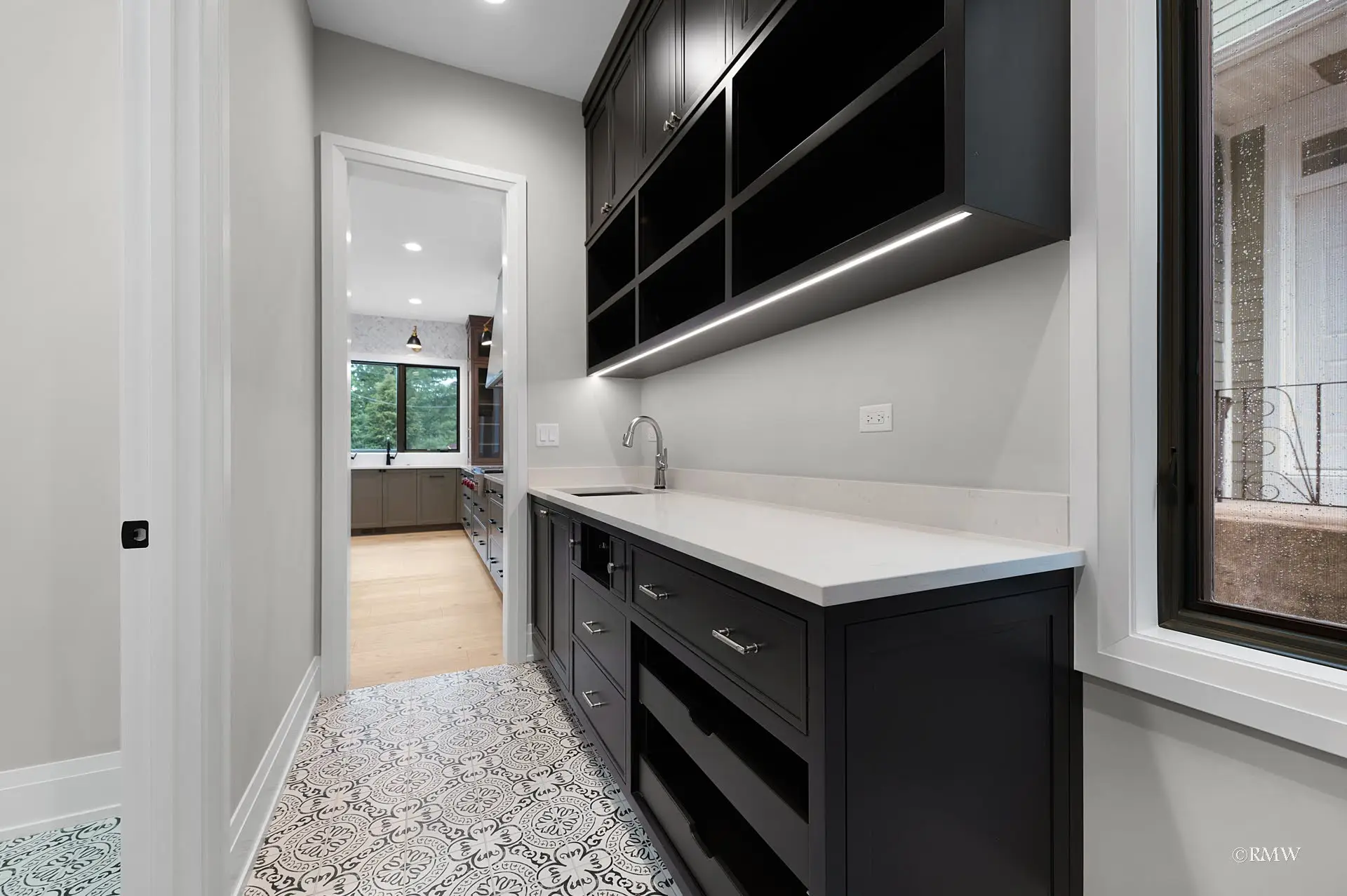 Elegant Elmhurst Estate - Image 2