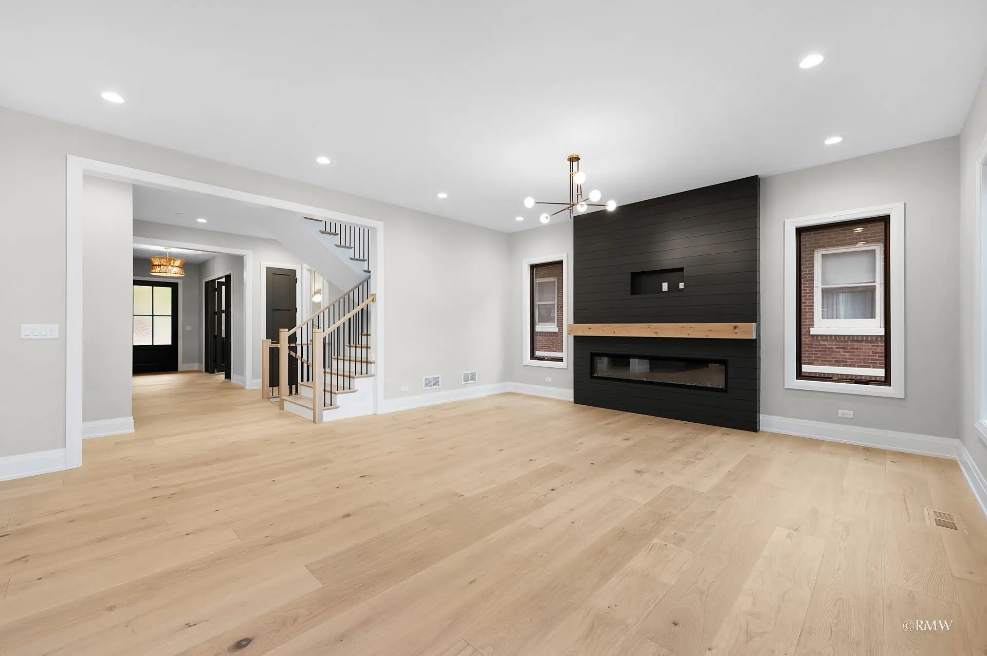 Elegant Elmhurst Estate - Image 3