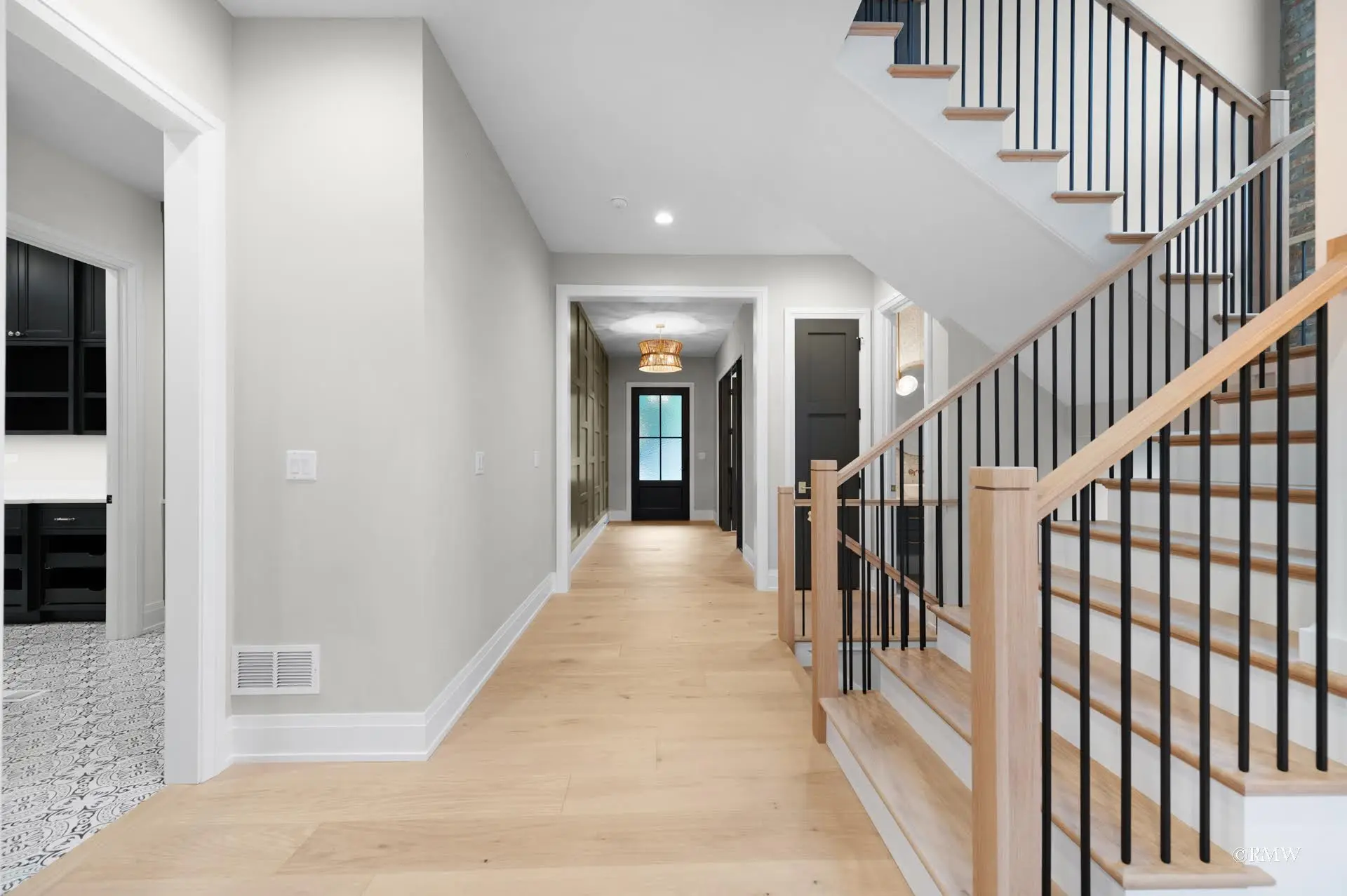 Elegant Elmhurst Estate - Image 4